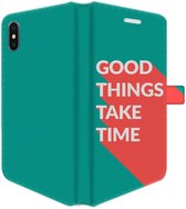 Apple iPhone XS Max Telefoonhoesje - Portemonneehoesje  - Met pasjeshouder - Met Quote - Good Things - Donkergroen