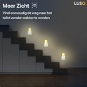 Drie witte LUSQ nachtlampjes in een trap, geven zacht geel licht. "Meer Zicht" voor veilige doorgang.