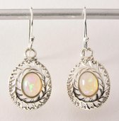 Opengewerkte zilveren oorbellen met Ethiopische opaal