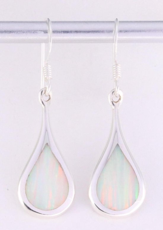 Druppelvormige zilveren oorbellen met welo opaal