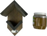 Vogelhuis | Houten pindakaas huisje voor vogels van WDMT™ | 19 x 18 x 27 cm | Handgemaakt voederhuis van FSC-hout voor het voederen van vogels | Inclusief pot vogel pindakaas | Bruin