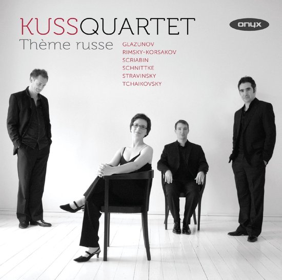 Kuss Quartet albumhoes met vier muzikanten, drie mannen en één vrouw, in formele kleding.