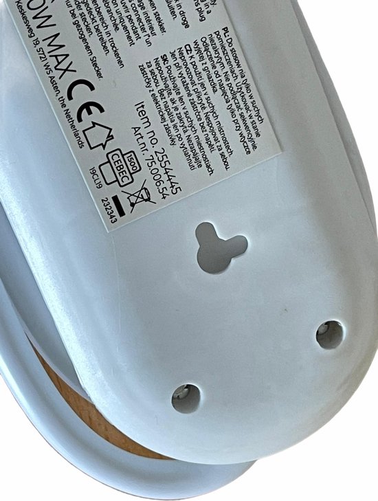 Arrière d'une multiprise blanche avec informations produit et œillets de suspension. Marquages CE et 1500W visibles.
