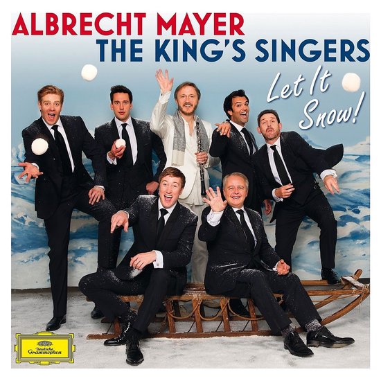 Albumhoes 'Let It Snow!' met Albrecht Mayer en The King's Singers in de sneeuw, sommigen met ballen sneeuw.