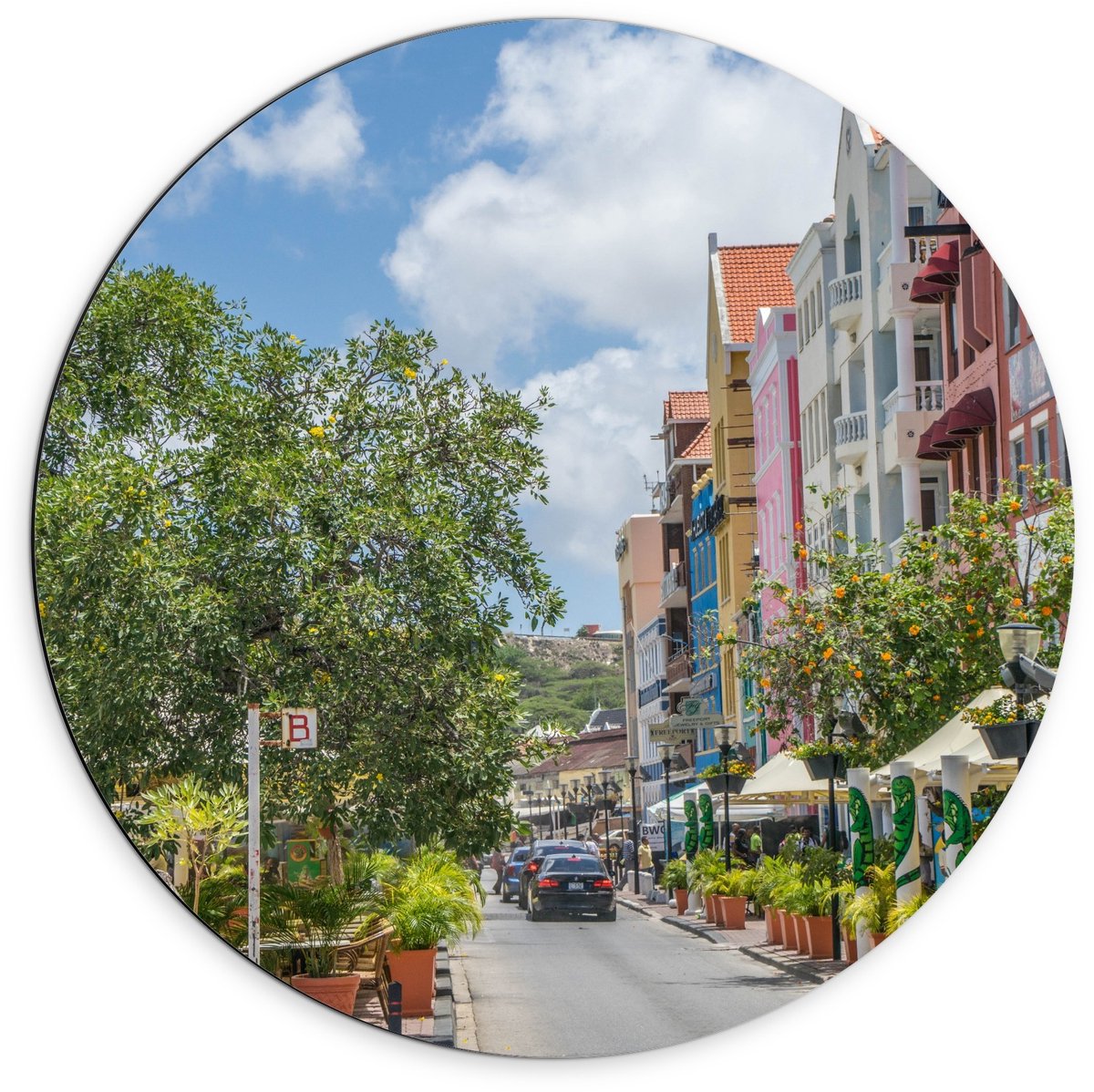 KuijsFotoprint Dibond Wandcirkel - Straat op Curaçao - 70x70cm Foto op Aluminium Wandcirkel (met ophangsysteem) Rood