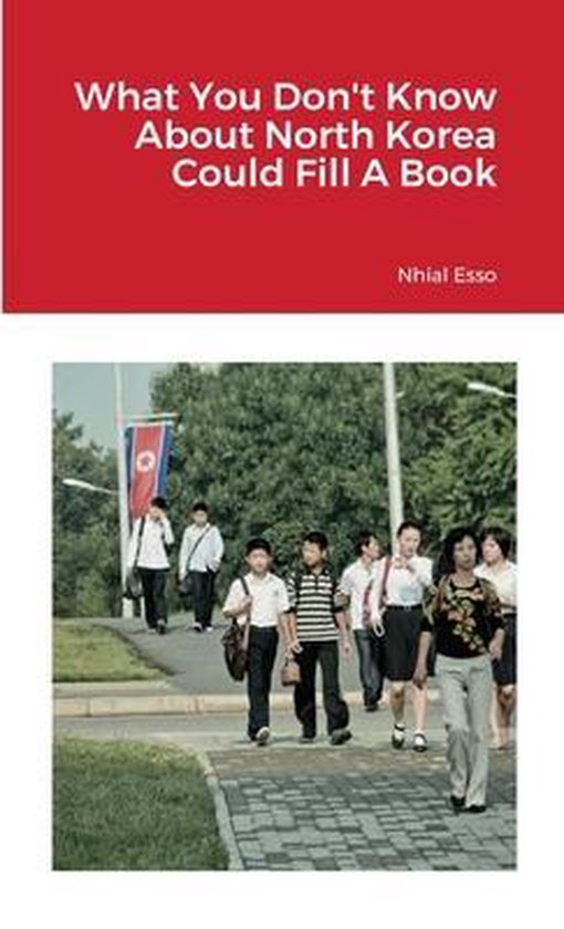 Boek "What You Don't Know About North Korea Could Fill A Book" met een afbeelding van studenten die langs een trottoir lopen met een Noord-Koreaanse vlag op de achtergrond.