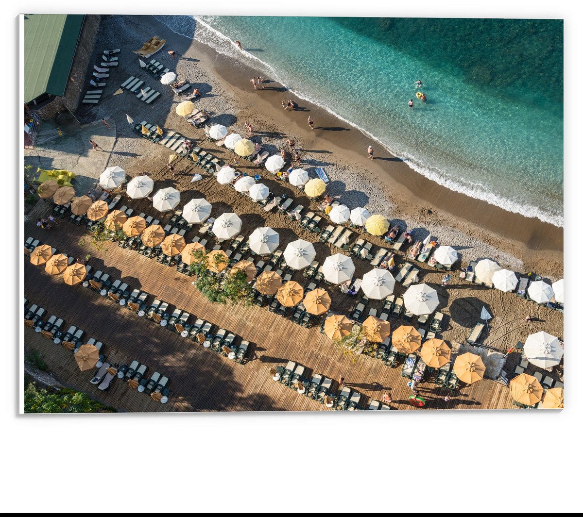 KuijsFotoprint Schilderij - Groot Strand Met Parasols Blauwe Zee - Blauw, Geel En Beige - 30 X 40 Cm