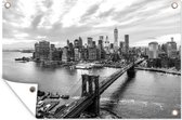 Tuinposter - Tuindoek - Tuinposters buiten - Skyline van New York bij de Brooklyn Bridge - zwart wit - 120x80 cm - Tuin