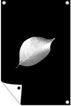 Muurdecoratie Blad op een zwarte achtergrond - zwart wit - 120x180 cm - Tuinposter - Tuindoek - Buitenposter