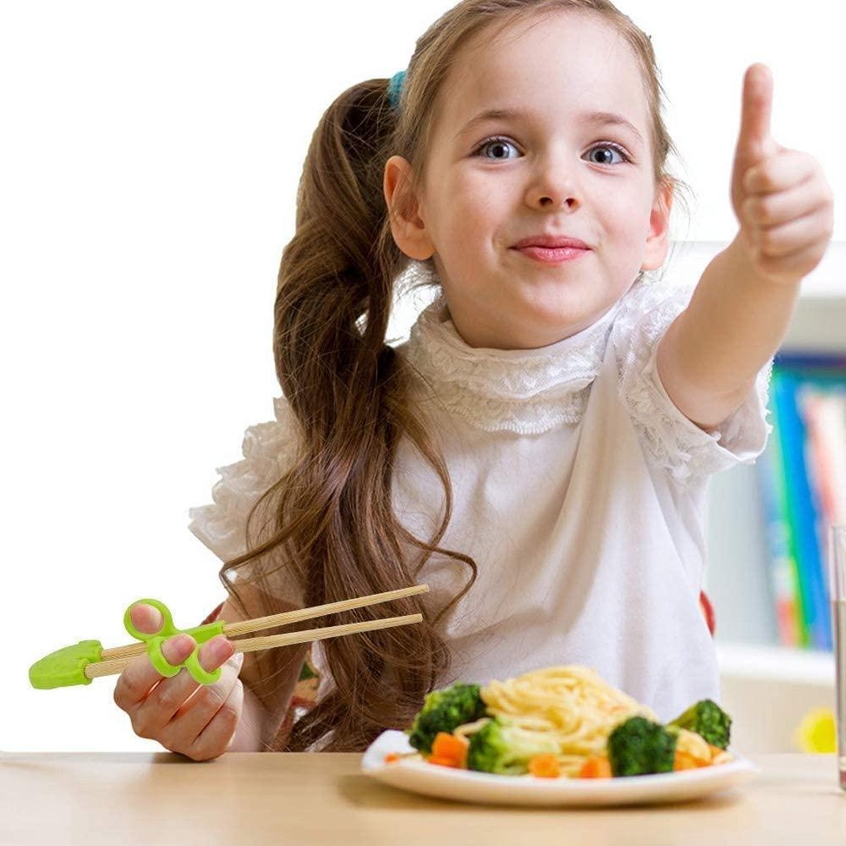 Wil je graag met stokjes eten maar krijg je deze skill maar niet onder controle? Of willen je kinderen het graag proberen? Kijk dan nu hoe je snel en makkelijk van gewone