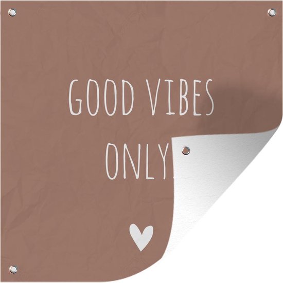 Tuinposters Engelse quote "Good vibes only!" met een hartje tegen een bruine achtergrond - 50x50 cm - Tuindoek - Buitenposter