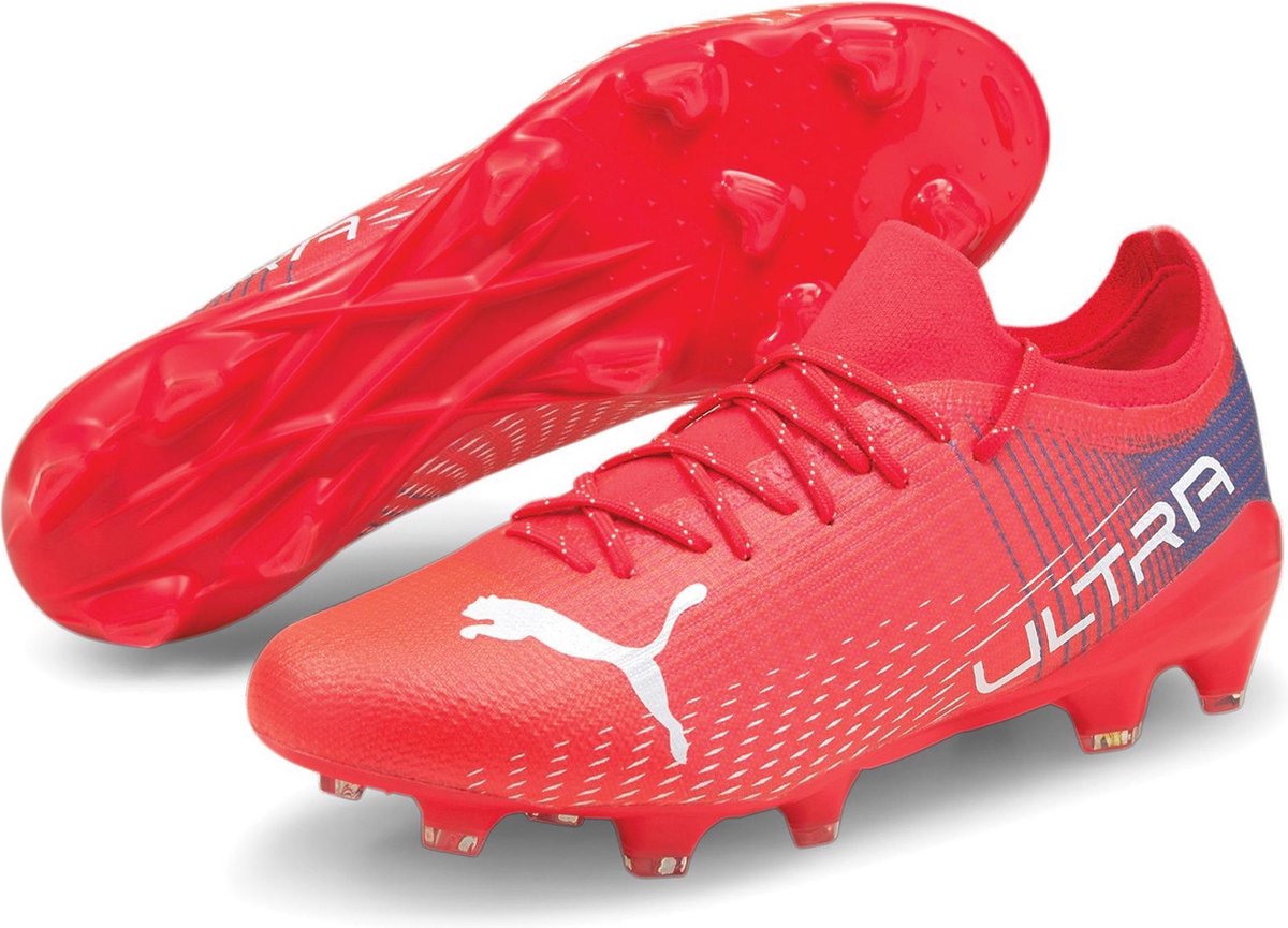 Puma Ultra 2.3 voetbalschoenen in rood, wit en blauw, maat 43, met vetersluiting en lichtgewicht bovenwerk.