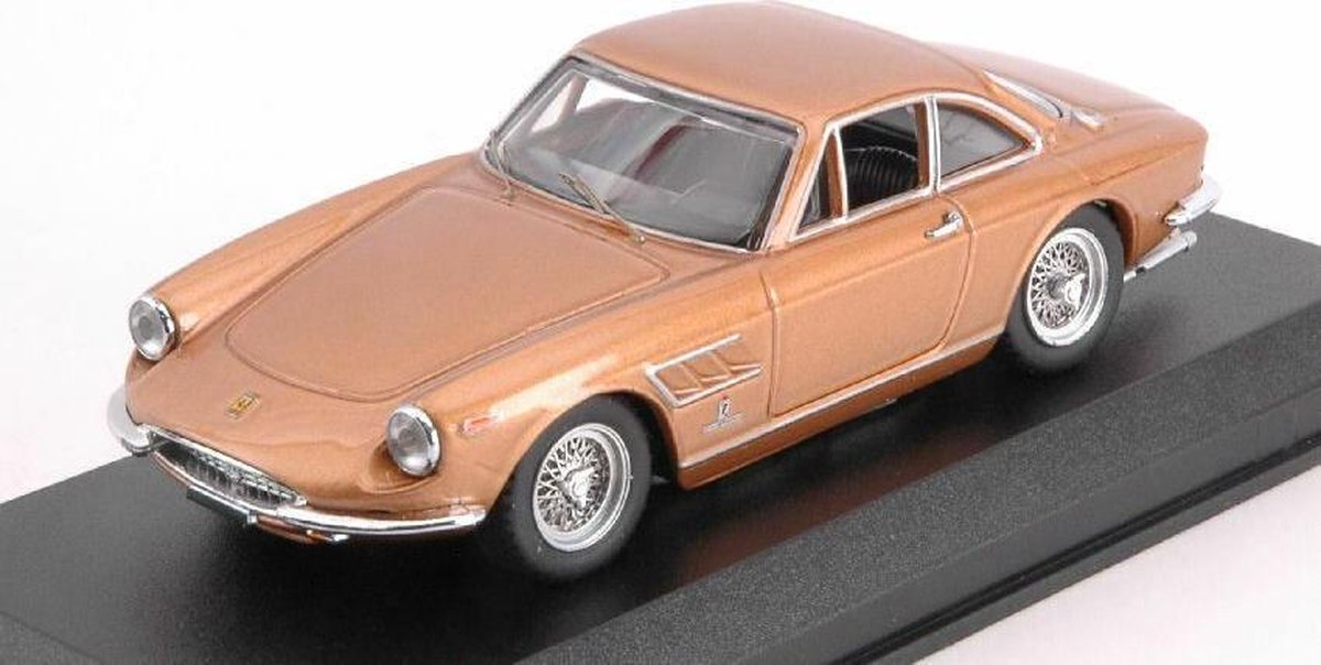 De 1:43 Diecast Modelcar van de Ferrari 330 GTC Pininfarina van 1967 in Brown Metallic. De fabrikant van het schaalmodel is Best Model. Dit model is alleen online verkrijgbaar