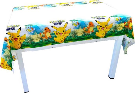Een wit tafelkleed met een Pokémon GO thema, met Pikachu, Squirtle en Charmander in een groene, bergachtige omgeving.