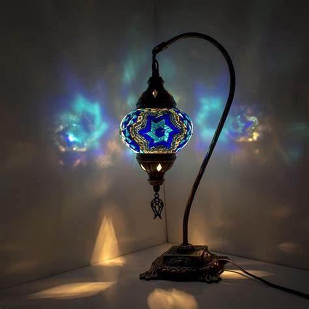Hangemaakte Turkse lamp Oosterse boogmodel 45 met blauwe mozaïek galzen bol