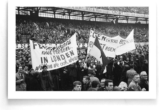 Walljar - Poster Feyenoord - Voetbal - Amsterdam - Eredivisie - Zwart wit - Feyenoord - Benfica '63 - 40 x 60 cm - Zwart wit poster