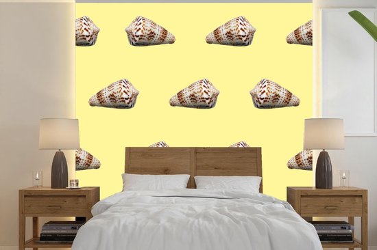 Behang - Fotobehang Schelpen - Patroon - Geel - Zomer - Breedte 220 cm x hoogte 220 cm