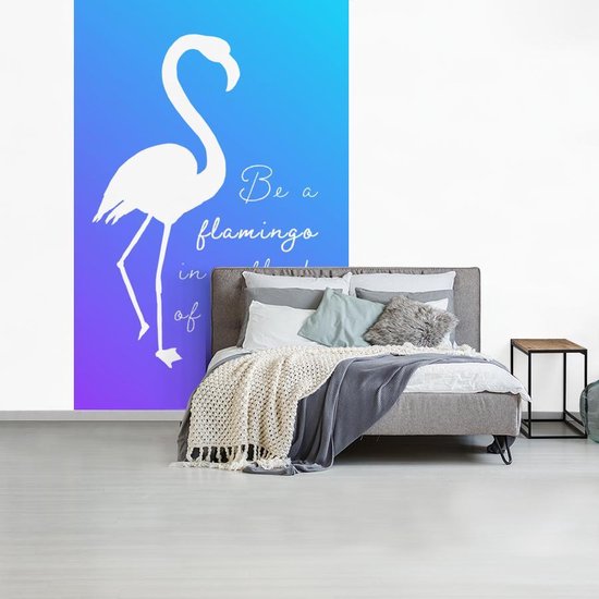 Citation 'Soyez un flamant rose dans un troupeau de pigeons' avec un flamant rose blanc sur fond bleu 195x300 cm
