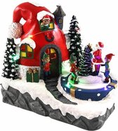 Kerstdorp - Kerstman Met Elfjes - Kerstmuts - Kersttafereel - LED Verlichting - Kerstmuts Scene Met Beweging - Miniatuur Kerst - 21 X 14 CM