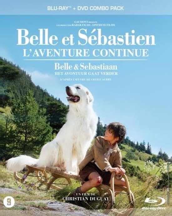 Een jongen en een witte herdershond zitten in een houten kar met de titel 'Belle & Sebastiaan - Het Avontuur Gaat Verder'.