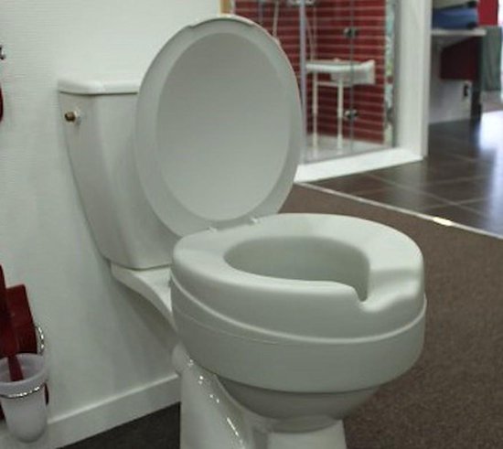 Witte toilet met deksel open en een witte toiletverhoger met een inkeping.