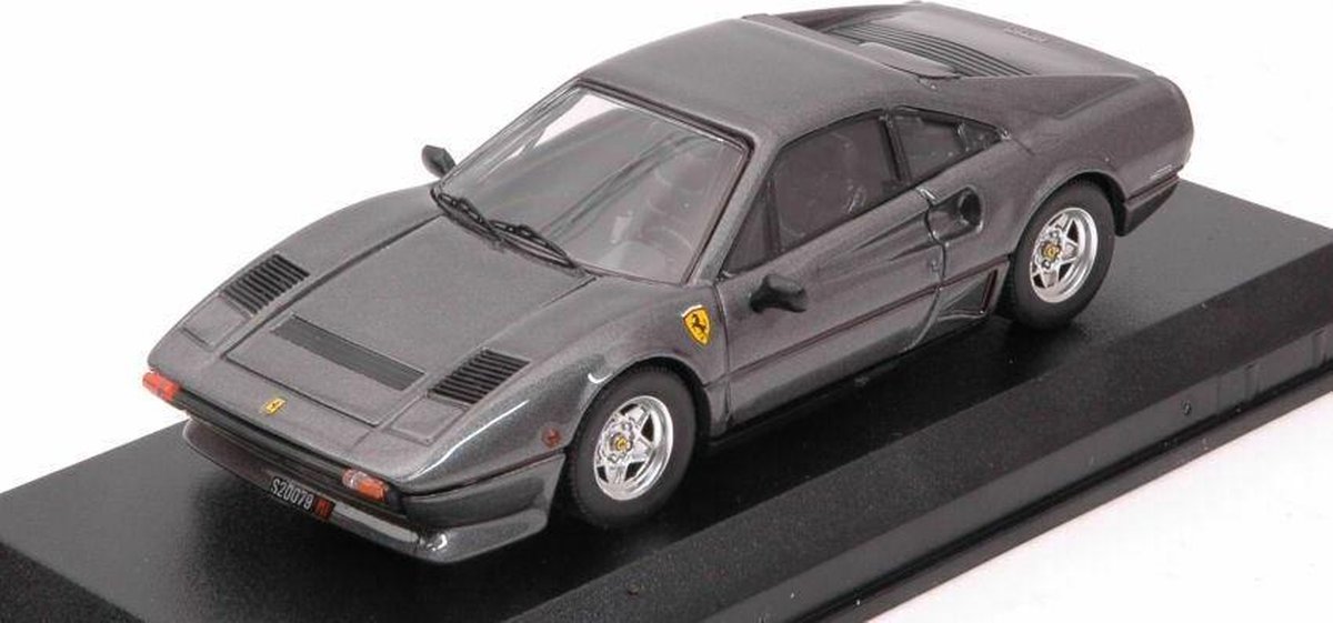 De 1:43 Diecast Modelcar van de Ferrari 208 GTB Turbo van 1980 in Grey Metallic. De fabrikant van het schaalmodel is Best Model. Dit model is alleen online verkrijgbaar