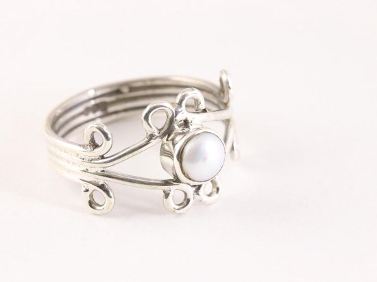 Fijne opengewerkte zilveren ring met parel - maat 16.5