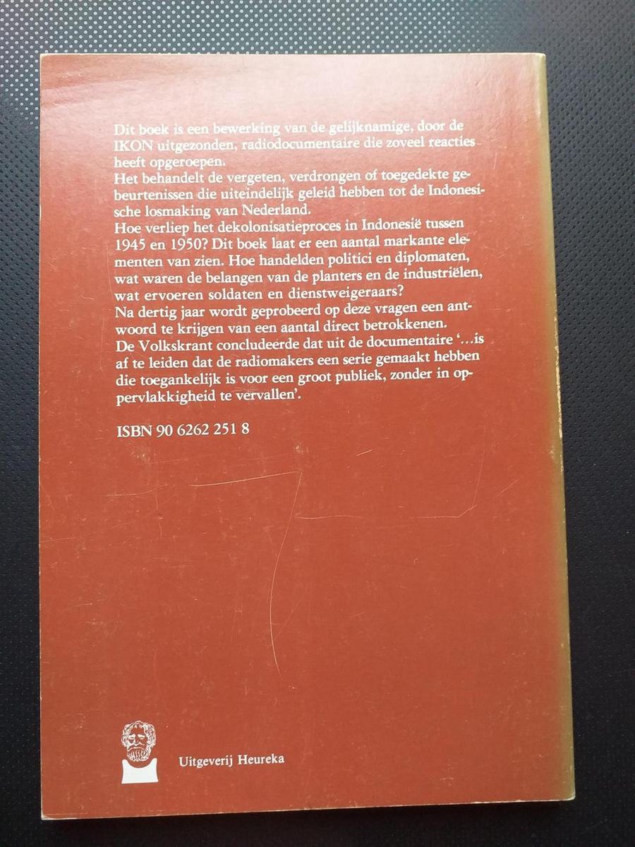 Boek met bruine kaft, tekst in het Nederlands en een cirkelvormig logo.