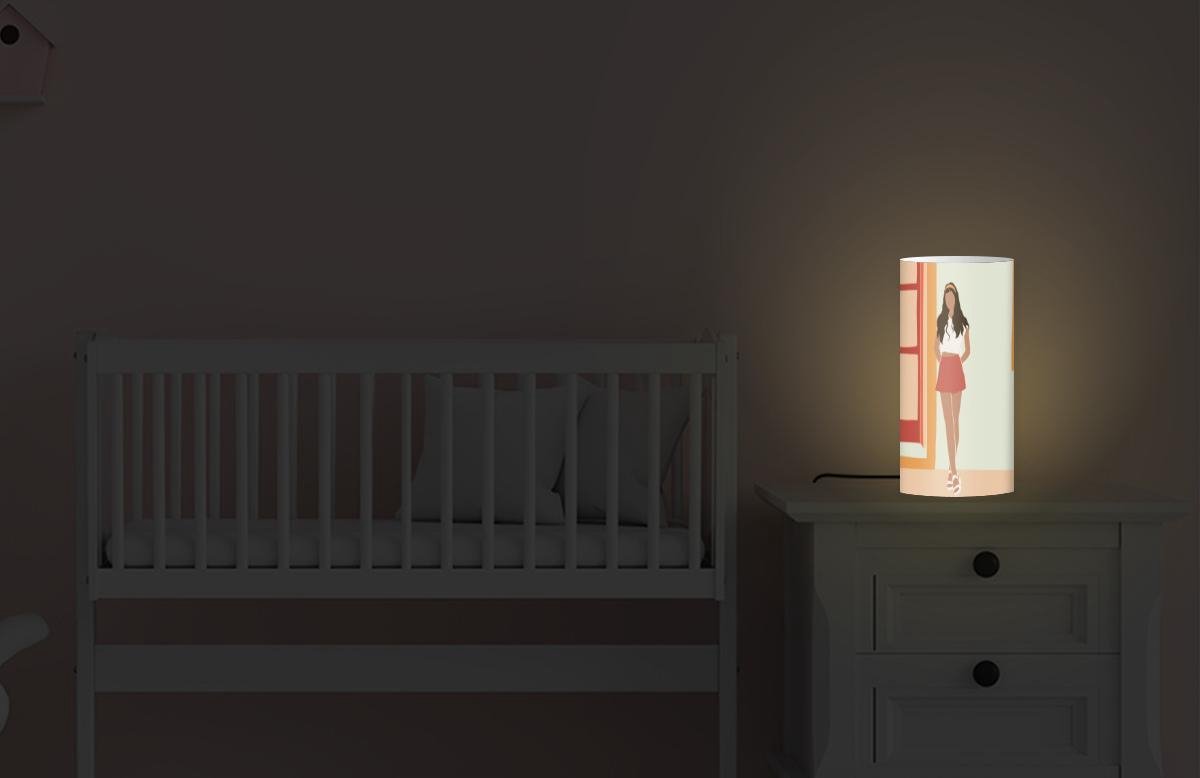 Lamp - Nachtlampje - Tafellamp slaapkamer - Vrouw - Kleding - Zomer - Pastel - 33 cm hoog - Ø15.9 cm - Inclusief LED lamp