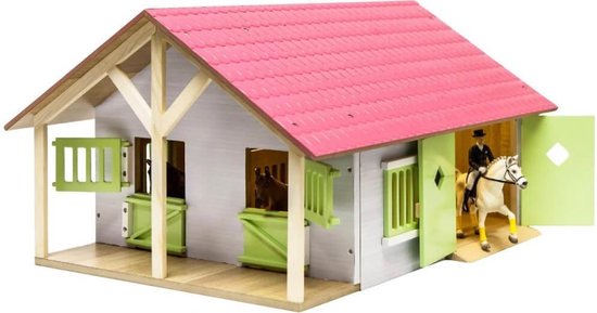 Houten speelgoedpaardenstal met roze dak, limegroene deuren. Ruiter met wit paard verlaat de stal.