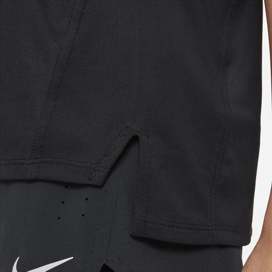 Detail van de zoom van een zwart Nike sportshirt met een split aan de zijkant.