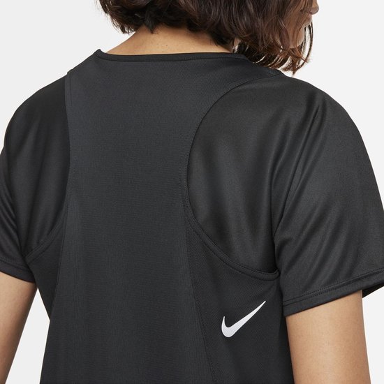 Achterkant zwart Nike sportshirt met Nike logo op de schouder.