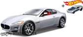 Maserati GranTurismo 2008 (Zilver) (12 cm) 1/32 Bburago + Hot Wheels Miniatuurauto + 3 Unieke Auto Stickers! - Model auto - Schaalmodel - Modelauto - Miniatuur autos - Speelgoed voor kinderen
