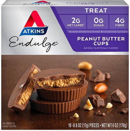 Doos Atkins Endulge Pindakaas Cups met 2g netto koolhydraten, 0g suiker en 4g vezels. Drie chocolade cups gevuld met pindakaas.