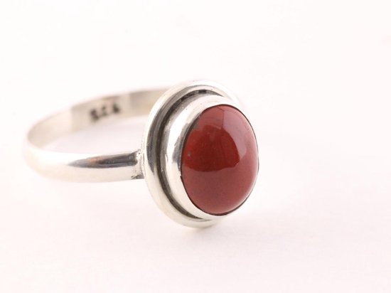 Fijne zilveren ring met rode jaspis - maat 15.5