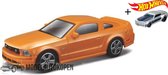 Ford Mustang GT (Oranje) (11cm) 1/43 Bburago + Hot Wheels Miniatuurauto + 3 Unieke Auto Stickers! - Model auto - Schaalmodel - Modelauto - Miniatuur autos - Speelgoed voor kinderen