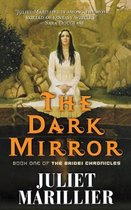 Couverture du livre 'The Dark Mirror', montrant une femme en robe blanche assise devant des arbres anciens avec l'inscription 'THE DARK MIRROR'.