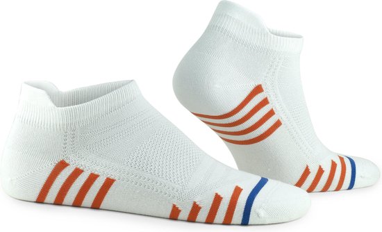 Twee witte GoWith enkelsokken met oranje en blauwe strepen.