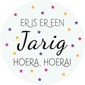 Verjaardag raamsticker rond - Er is er een jarig hoera hoera! - Decoratie feest - Raamsticker - Jarig - Verjaardag