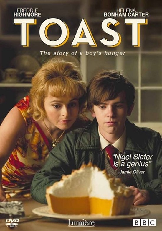 Een vrouw en een jongen kijken naar een grote taart. De poster is voor de film 'Toast'.