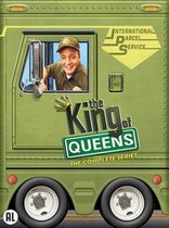 Groene vrachtwagen met 'The King of Queens' logo. Kevin James rijdt mee.