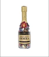 Snoep - Champagnefles - Hiep hiep hoera - Gevuld met verpakte Italiaanse bonbons - In cadeauverpakking met gekleurd lint