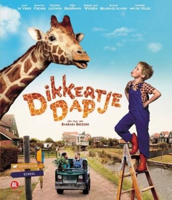 Een jongen in een overall en laarzen staat op een ladder, kijkend naar een giraffe. De titel "Dikkertje Dap" staat op de poster.