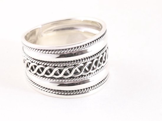 Brede zilveren ring met kruiskabelpatroon