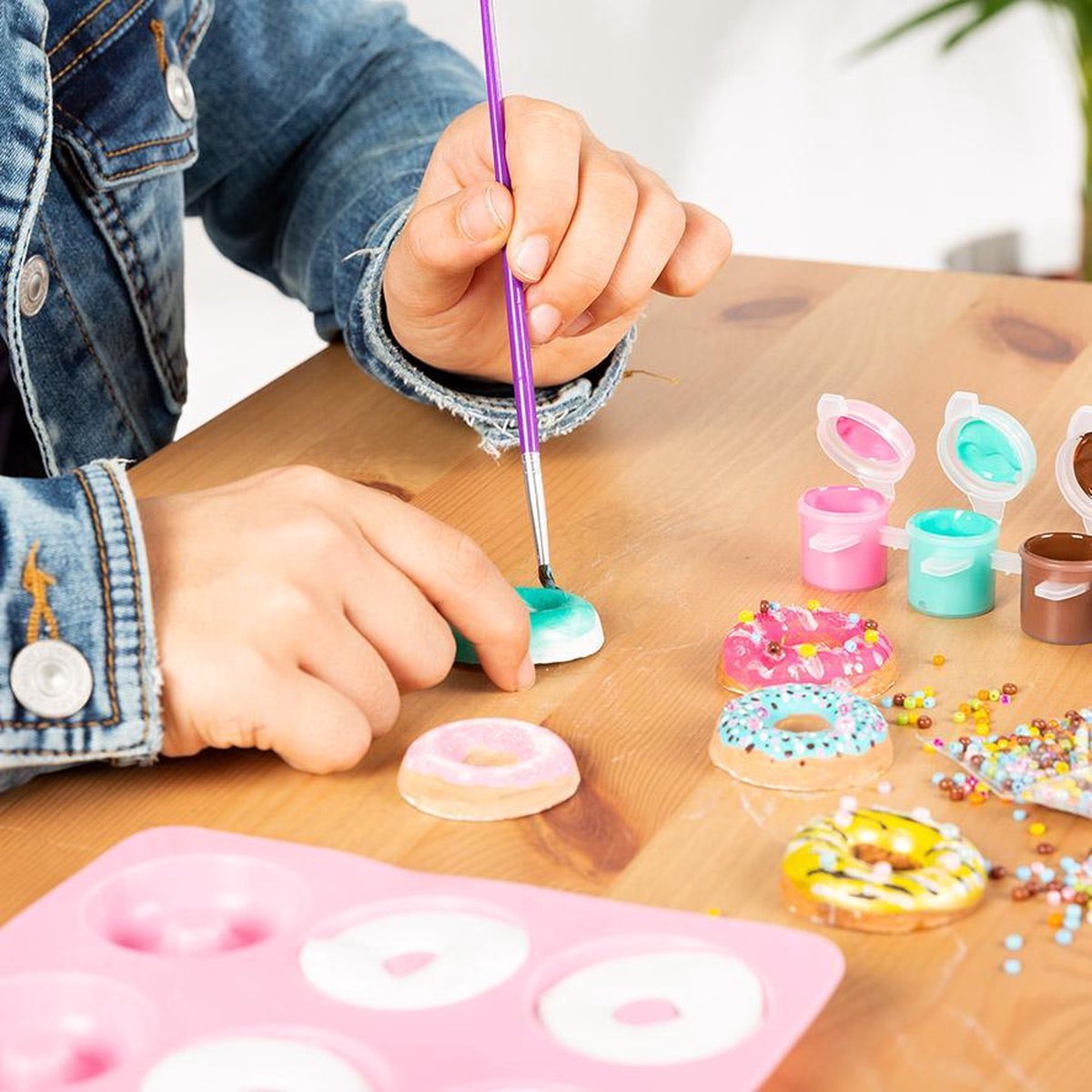 Totum Donut Factory knutsel koffertje - donuts gips gieten en schilderen - creatief speelgoed meisjes en jongens vanaf 5 jaar knutselen cadeautip — afbeelding 20