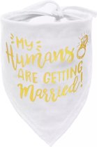 Honden bandana wit met in goud opdruk de tekst My Humans are getting Married - trouwen - hond - bandana