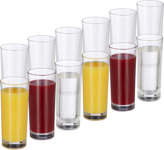 Une rangée de 12 verres, certains remplis de jus de différentes couleurs, d'autres vides.