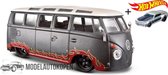 Volkswagen Van ”Samba” (Donkergrijs/Rood) (22 cm) 1/24 Maisto + Hot Wheels Miniatuurauto + 3 Unieke Auto Stickers! - Model auto - Schaalmodel - Modelauto - Miniatuur autos - Speelgoed voor ki