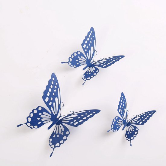 Drie blauwe papieren vlinders met witte stippen en patronen, zwevend tegen een witte achtergrond.