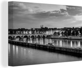 Canvas Schilderij Lucht boven de Nederlandse stad Maastricht - zwart wit - 90x60 cm - Wanddecoratie